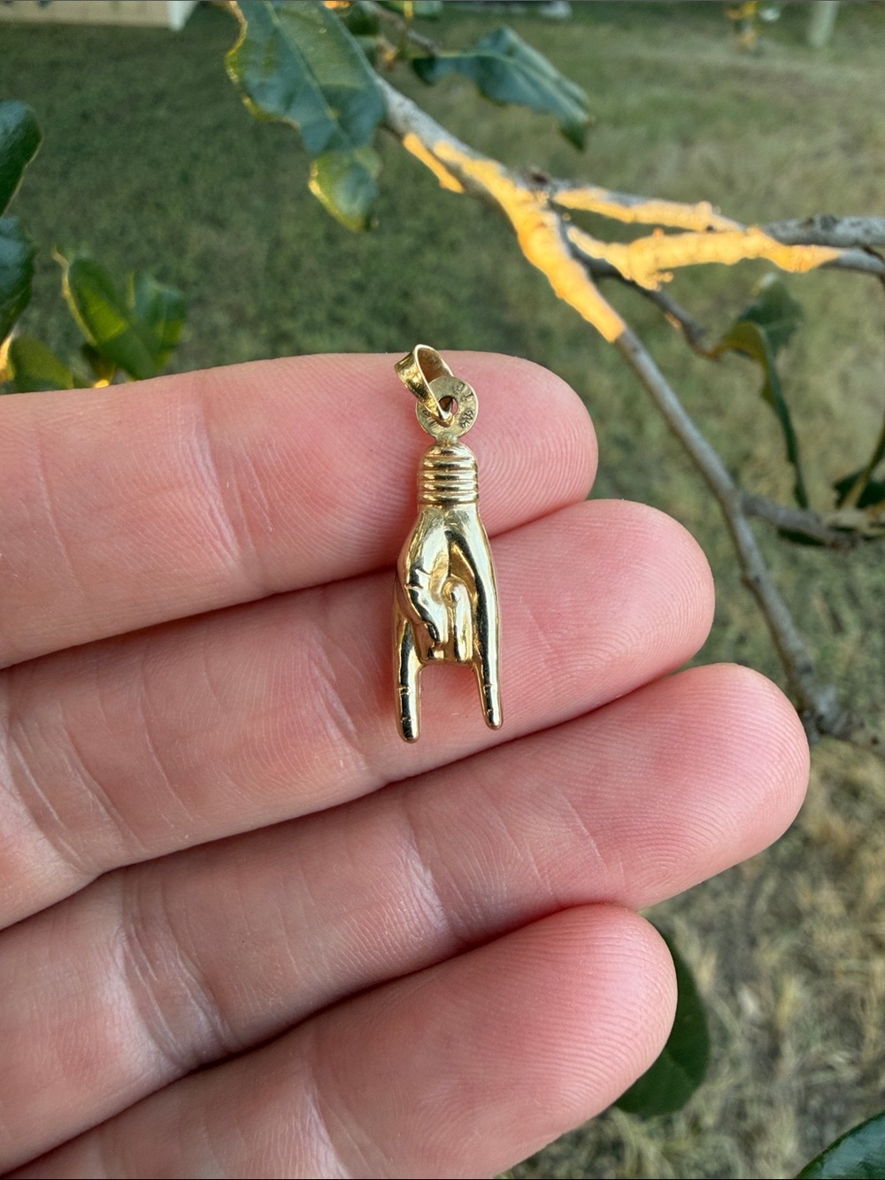 14k yellow gold Mano cornuto charm